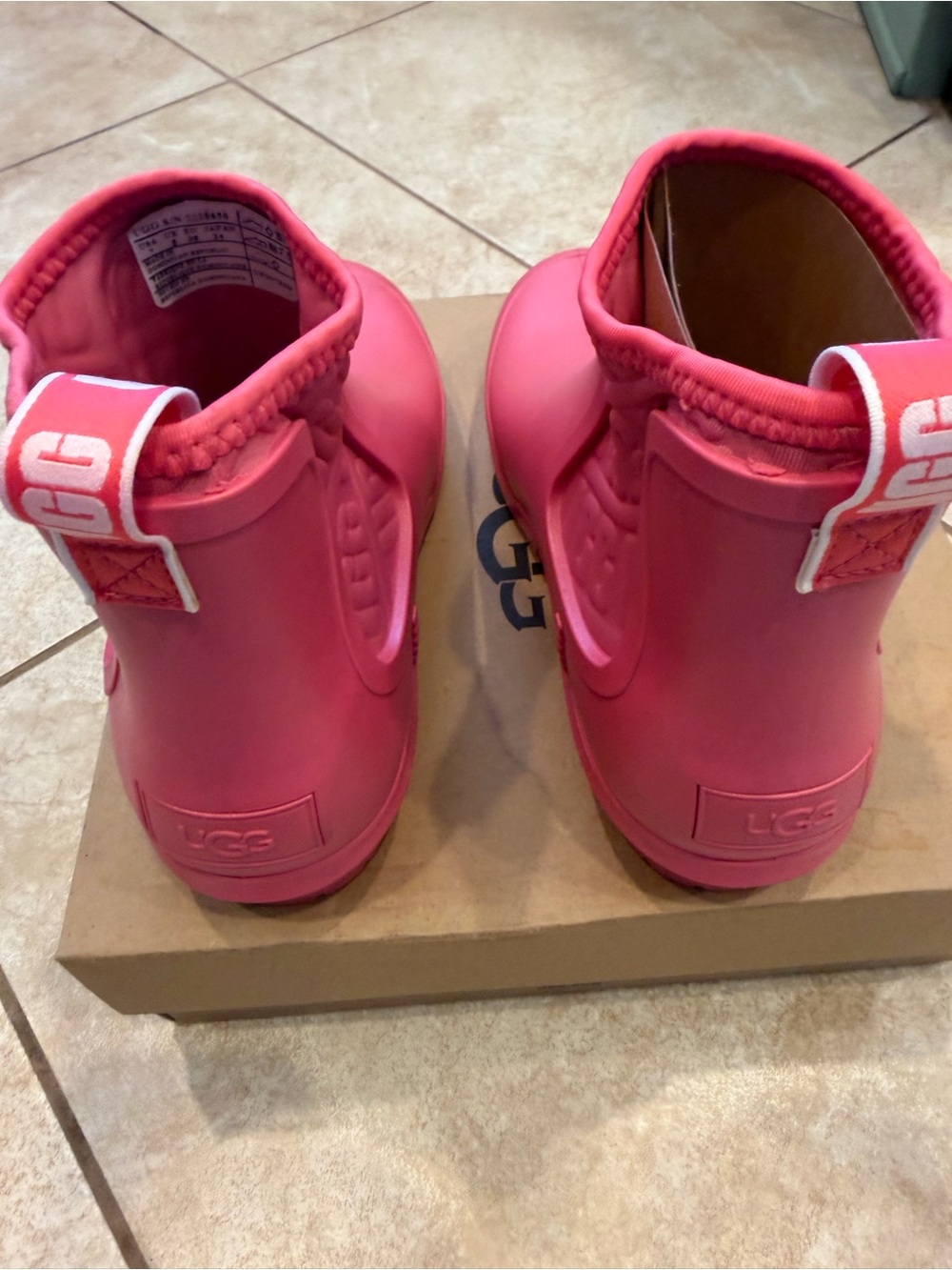 UGG CHEVONNE RIBBON RED WATERPROOF CHELSEA RAIN BOOTS WOMEN'S BOOTS SIZE US 7 - Picture 4 of 8